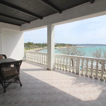 Daire Laurus Nr3 In Front Of The Novigrad Istria